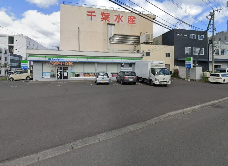 コンビニ　ファミリーマート札幌中央市場前店（コンビニ）まで210m