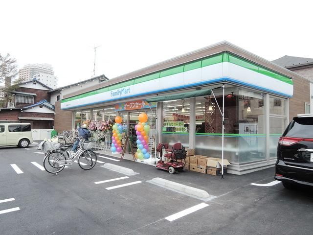 コンビニ　ファミリーマート（コンビニ）まで676m
