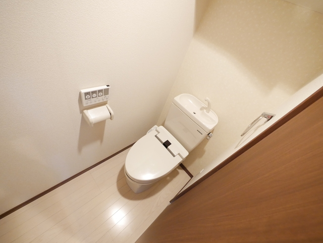 トイレ　★嬉しい温水洗浄便座のトイレです★