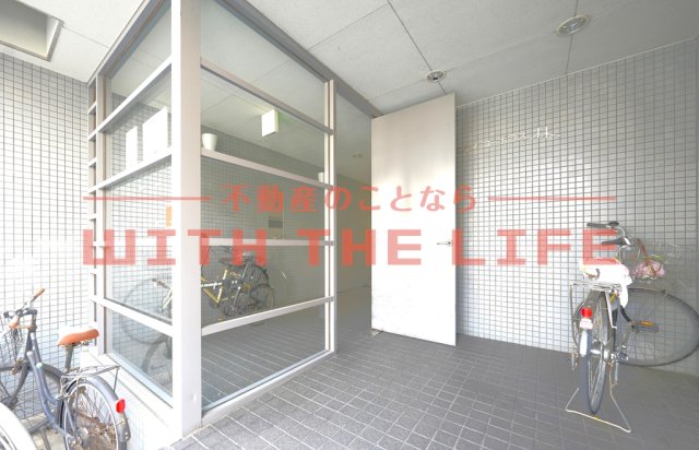 エントランス　落ち着いたエントランスです