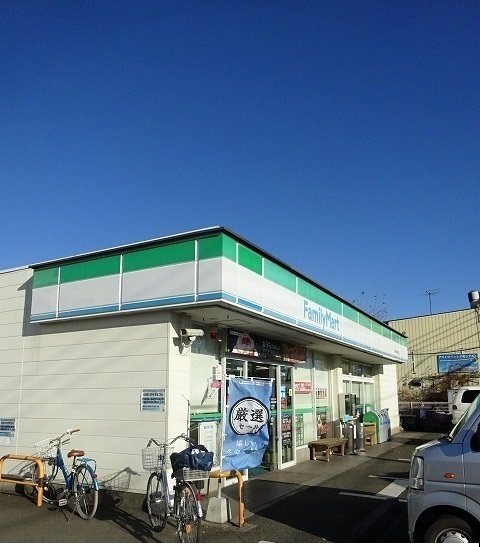 コンビニ　ファミリーマート（コンビニ）まで140m