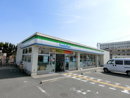 コンビニ　ファミリーマート 寝屋川下木田店（コンビニ）まで750m