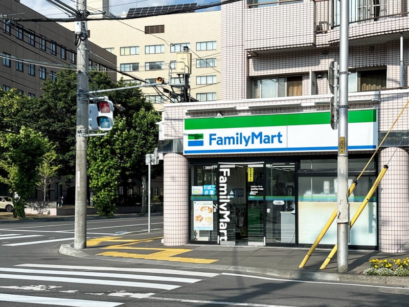 コンビニ　ファミリーマート北星学園女子高前店（コンビニ）まで288m