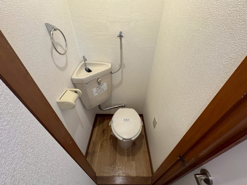 トイレ　こちらはトイレです。清潔感があり、安心して使用できます。