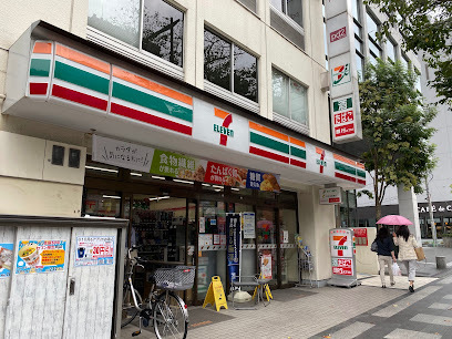 コンビニ　セブン－イレブン九段北４丁目店（コンビニ）まで332m