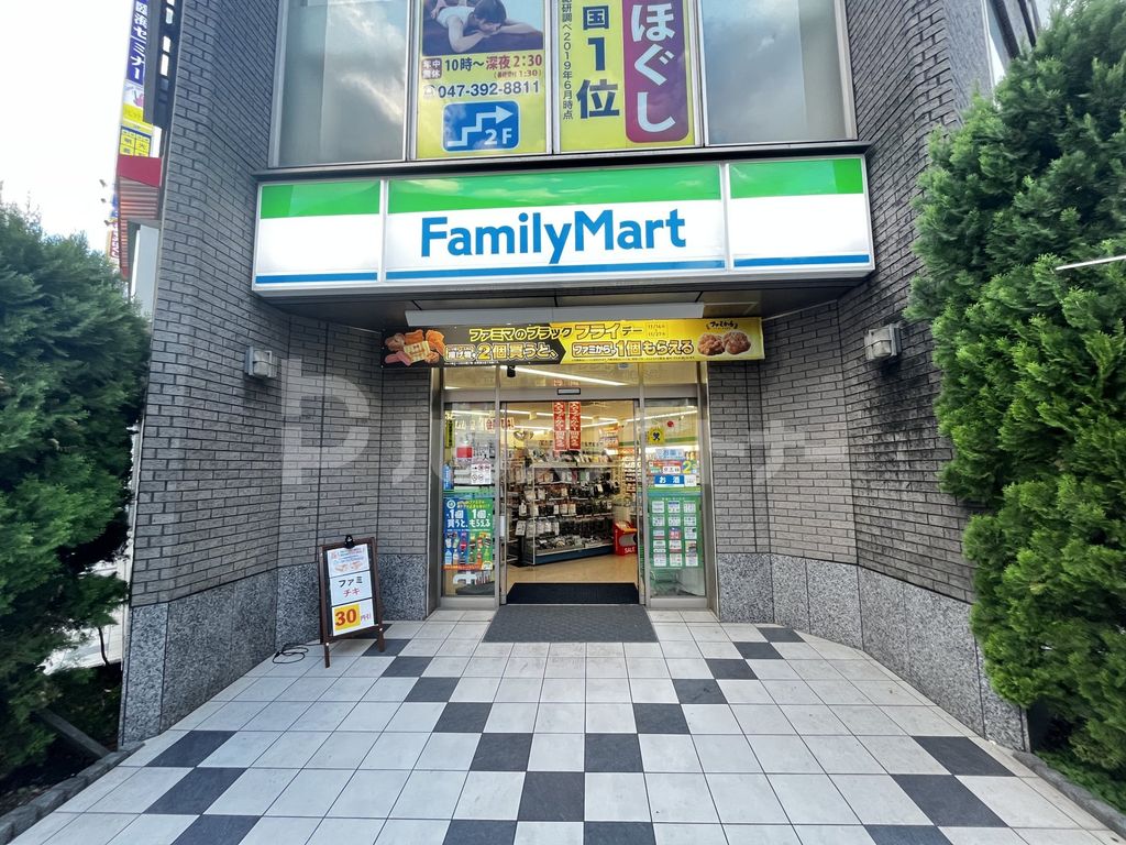 コンビニ　ファミリーマート新八柱駅前店（コンビニ）まで180m