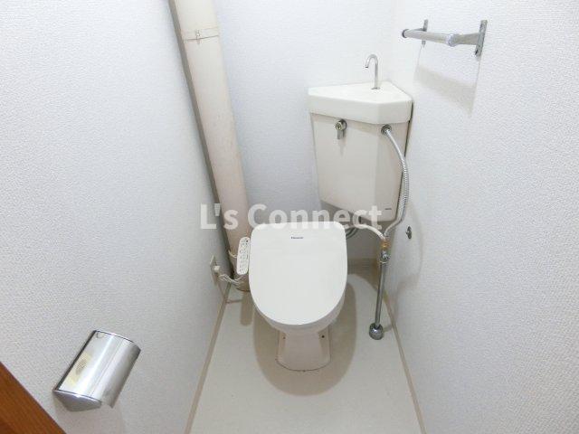 トイレ　温水洗浄便座付きのトイレ。