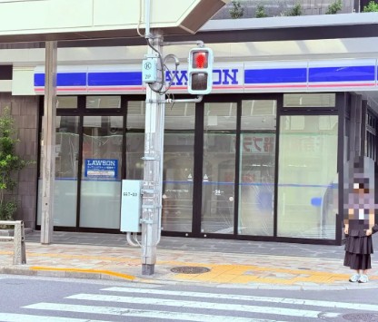 コンビニ　ローソン 足立千住三丁目店（コンビニ）まで13m
