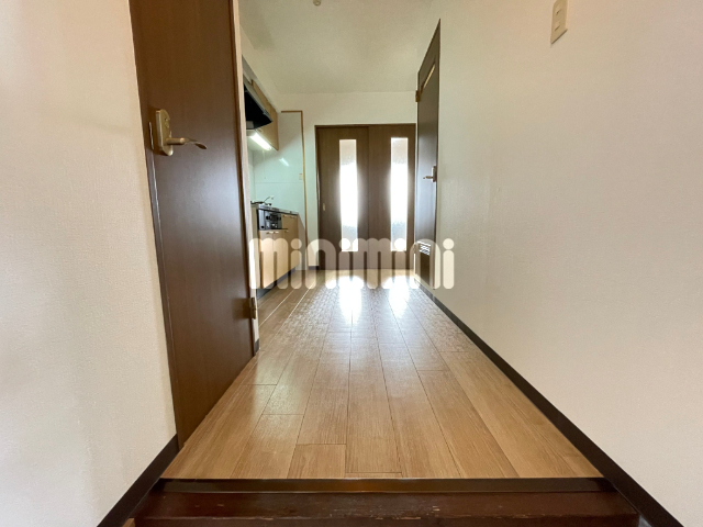 玄関　同タイプのお部屋の写真です。