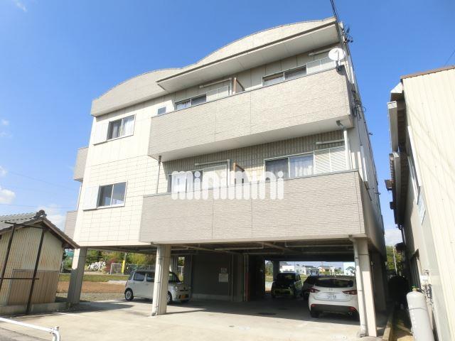 建物外観　１階部分が吹きさらしの駐車場です。