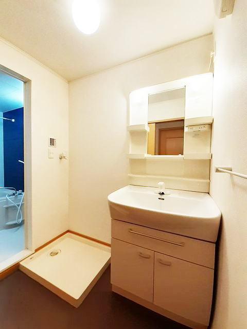 洗面設備　写真は同建物の別部屋を参考に掲載しております。