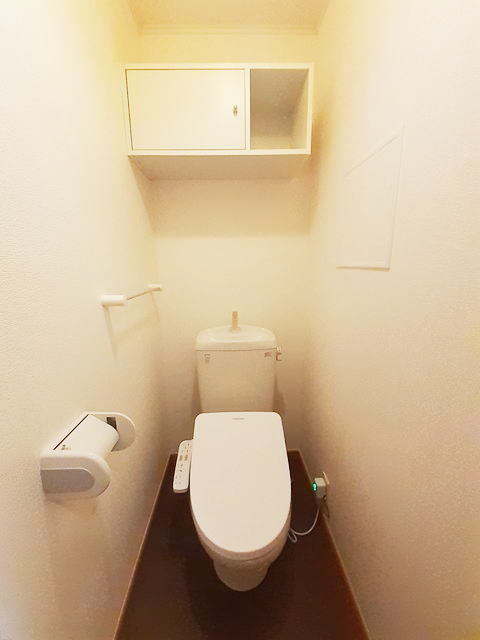 トイレ　写真は同建物の別部屋を参考に掲載しております。
