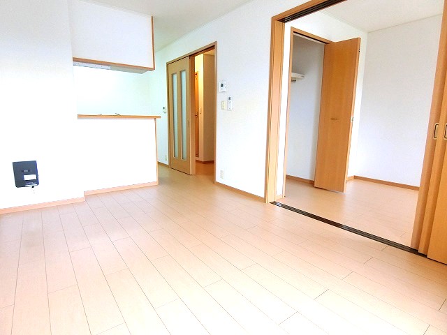 居室・リビング　写真は同建物の別部屋を参考に掲載しております。