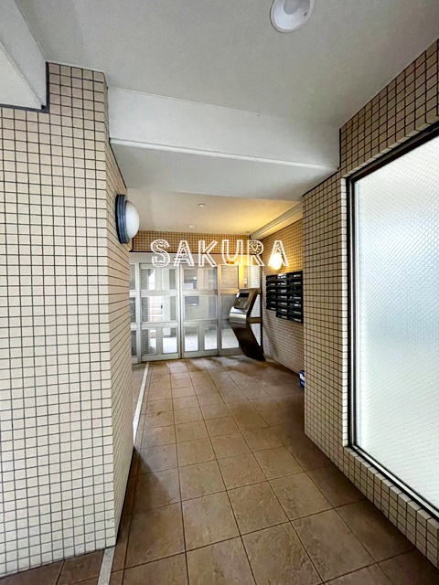 エントランス　重厚感のある建物デザイン♪
