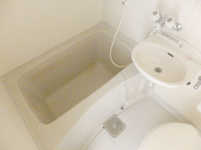 バス・シャワールーム　同物件別部屋写真