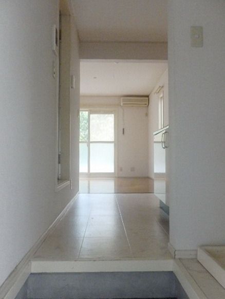 玄関　同物件別部屋写真