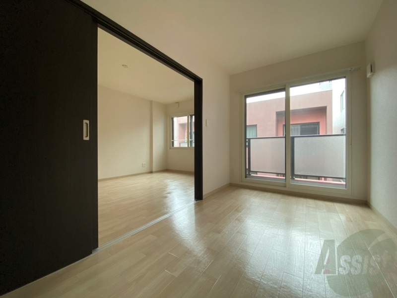 その他部屋・スペース　寝室はこちらです。光が差し込む、温かみのあるお部屋です。