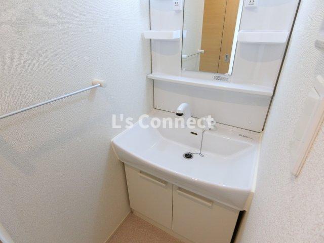 洗面設備　朝の支度もスムーズな独立洗面台。