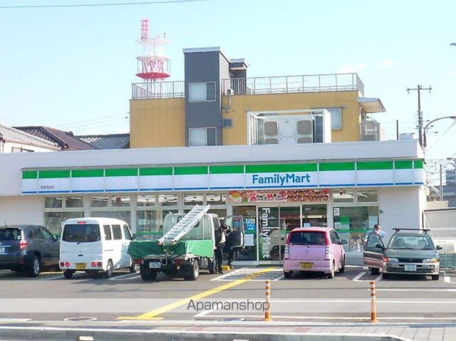 コンビニ　ファミリーマート（コンビニ）まで637m