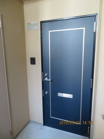 玄関　※写真は同じマンションの違う部屋のものになります。