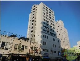 建物外観　駅、商店街前に堂々と建つ分譲タイプのマンションです。