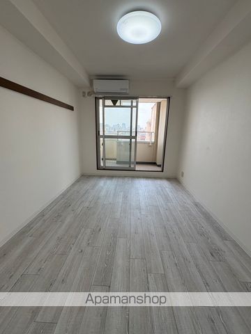 眞柄ビルの居間写真