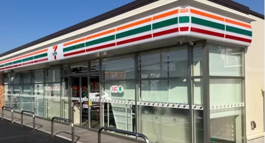 コンビニ　セブンイレブン横浜泉町中央店（コンビニ）まで262m