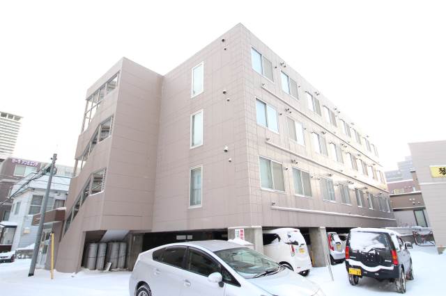 建物外観　１階が駐車場♪