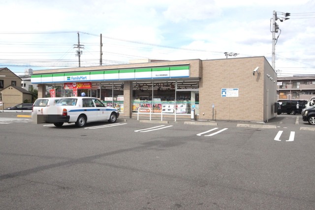 コンビニ　ファミリーマート松山土居田駅前店（コンビニ）まで500m