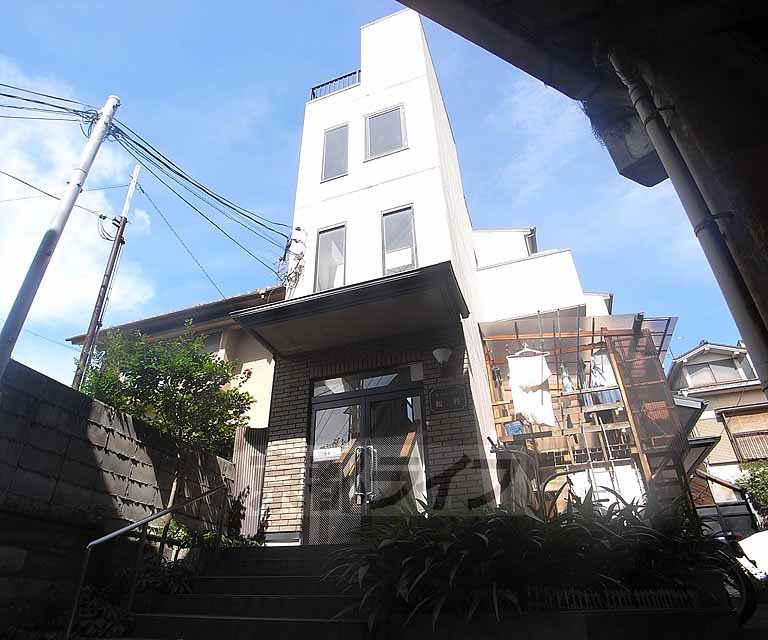 建物外観　３階建てマンションです。