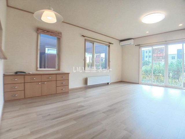 湯川町3丁目18番貸家の居間写真