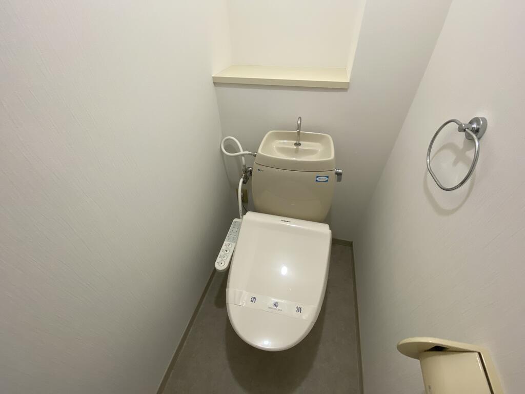 トイレ　※退去前の為別部屋の写真です。