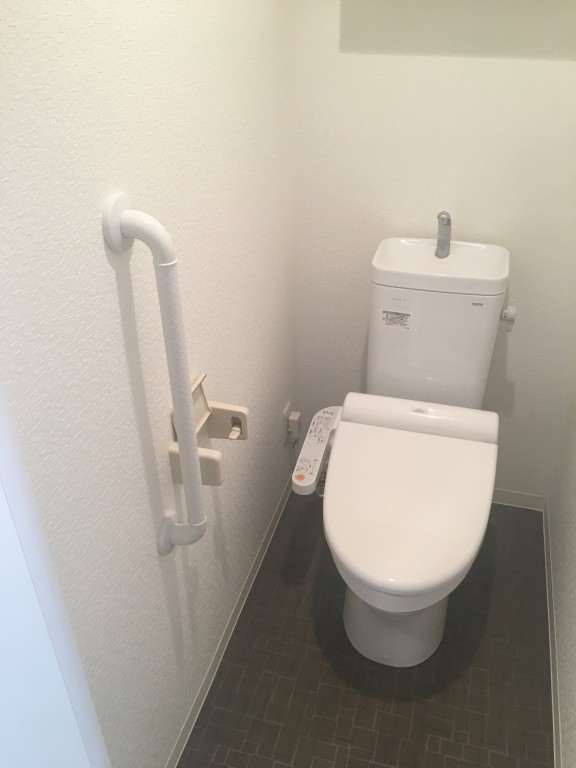 トイレ　落ち着いた色調のトイレです