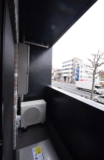 バルコニー　別部屋の画像を使用しております。