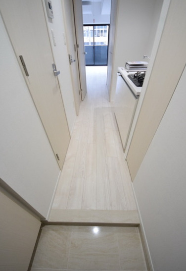 玄関　別部屋の画像を使用しております。