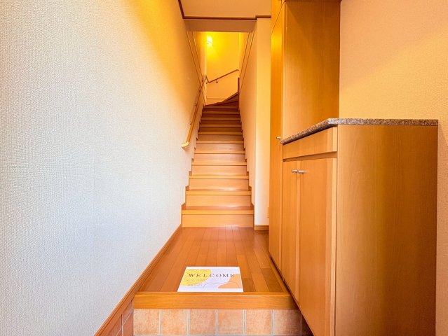 玄関　※同階の反転タイプのお部屋の写真です。