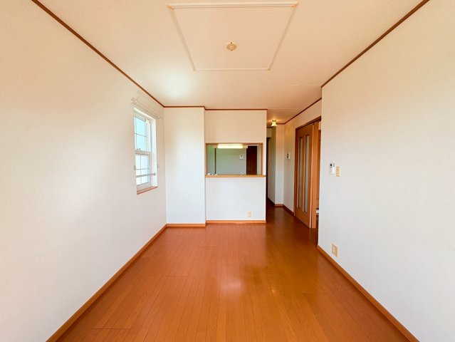 居室・リビング　※同階の反転タイプのお部屋の写真です。