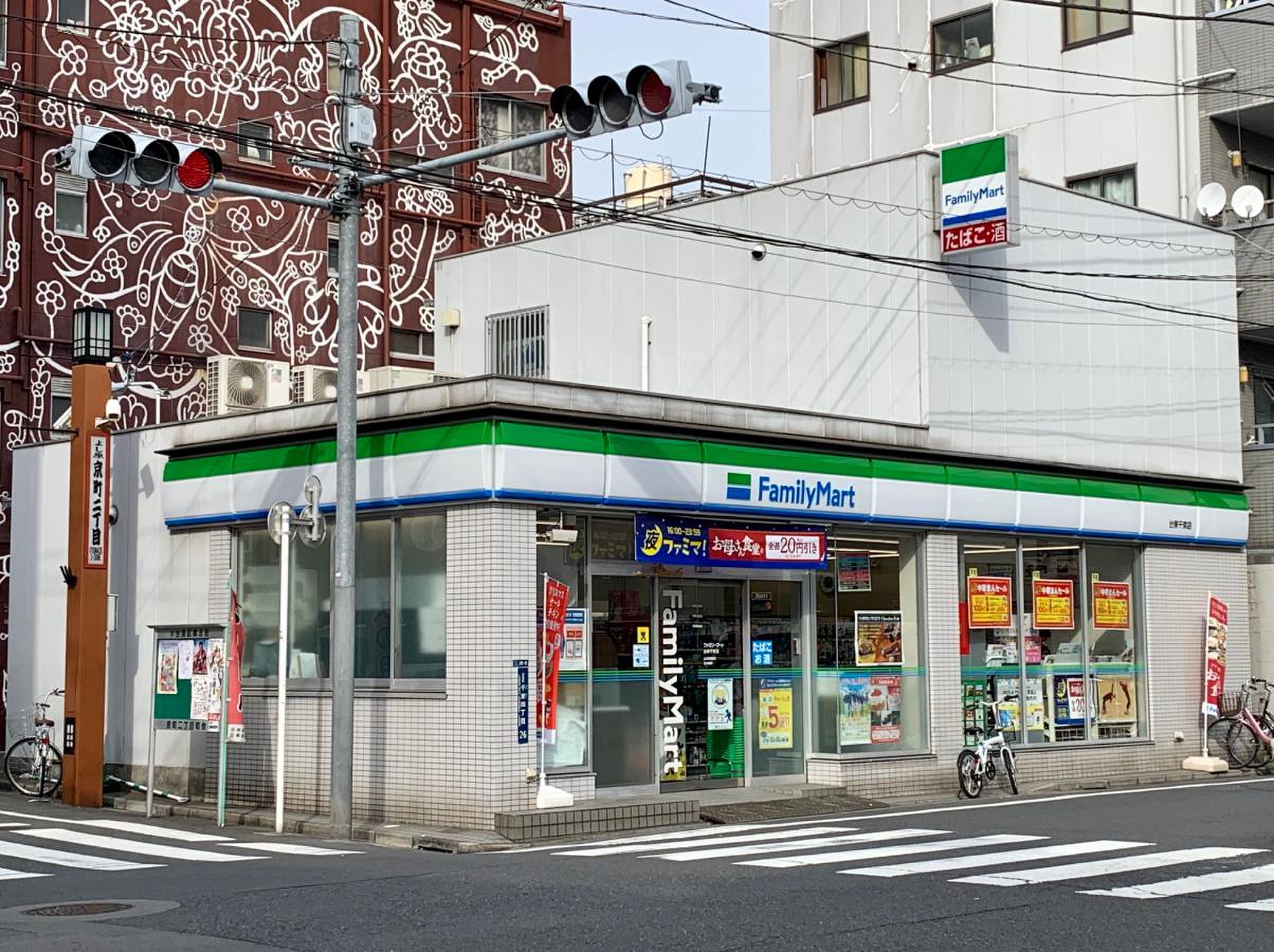 コンビニ　ファミリーマート（コンビニ）まで100m