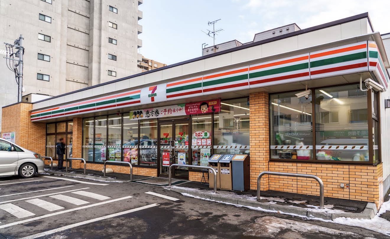 コンビニ　セブンイレブン札幌北23条店（コンビニ）まで372m