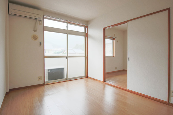 居室・リビング　同じ建物の別のお部屋