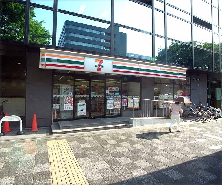 コンビニ　セブンイレブン烏丸御池店（コンビニ）まで200m