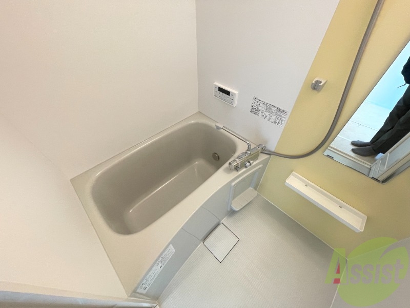 バス・シャワールーム　浴室はこちらになります。落ち着いた雰囲気ですね。
