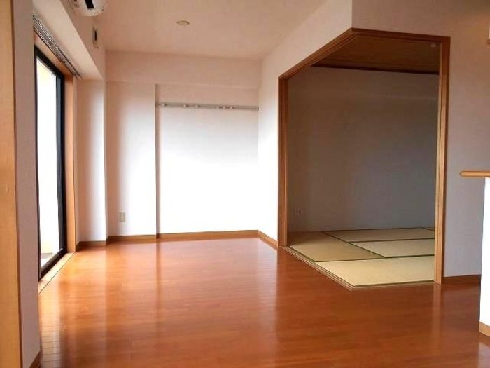 ベルシャイン厚木の居間写真