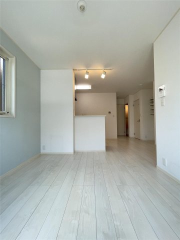 居室・リビング　11帖の広々リビング！白を基調としたお部屋です