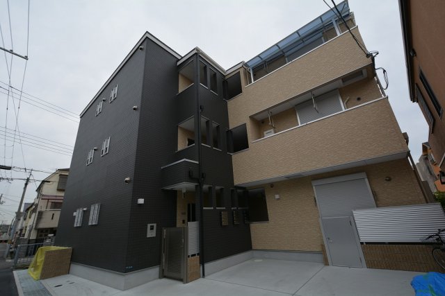 建物外観　オートロックで外部の人間が簡単に出入りできないため安心です。