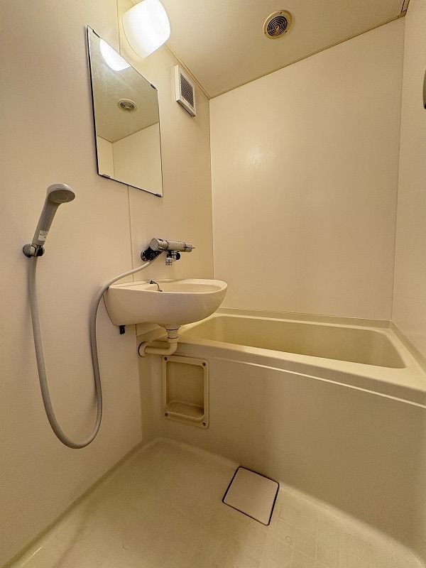 バス・シャワールーム　コンパクトで使いやすいお風呂です