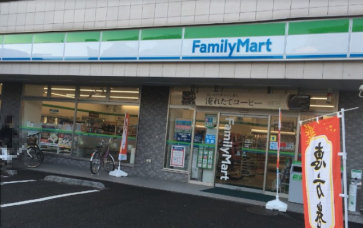 コンビニ　ファミリーマート 鶴川駅西店（コンビニ）まで372m