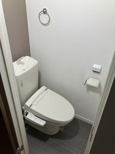 西武池袋線 椎名町駅 徒歩8分 3階建 築8年のトイレ写真