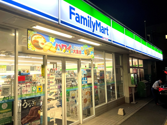 コンビニ　ファミリーマート（コンビニ）まで271m