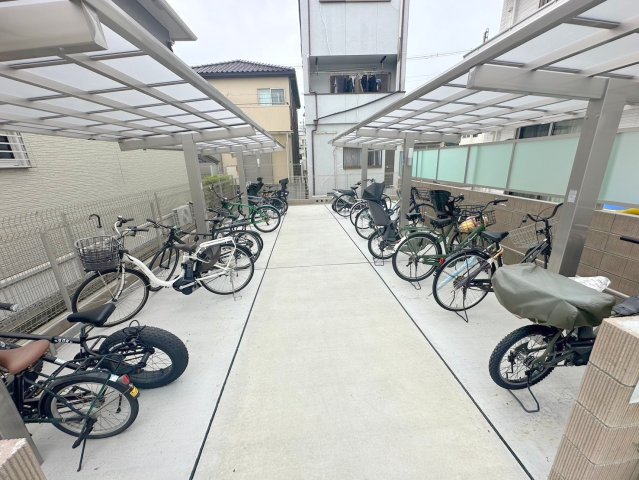 駐車場　敷地内には入居者専用の駐輪スペースもあります。